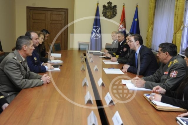 Beograd, 5. februara 2016 - Predsednik Vlade Republike Srbije Aleksandar Vucic sastao se danas sa komandantom Saveznicke (NATO) komande za operacije generalom Filipom Bridlavom. FOTO TANJUG / OKSANA TOSKIC / bb