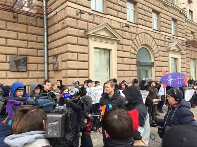 Протест испред амбасаде САД у Москви и студената у Луганску – поводом годишњице НАТО агресије на СР Југославију