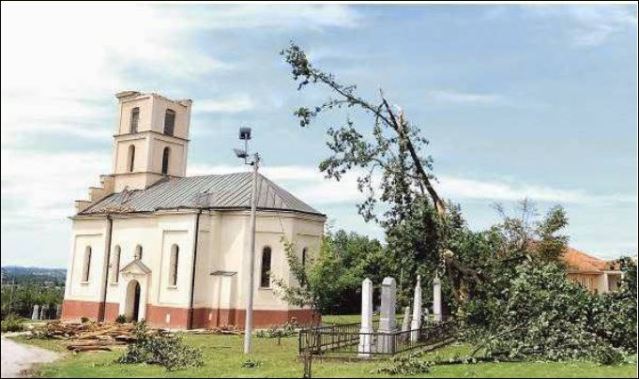 Оскрнављена црква у Шопићу