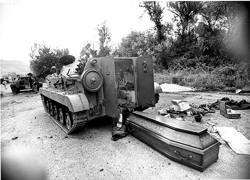 Ubijeni vojnici JNA. 06.1991. foto:Bojan Stojanovic