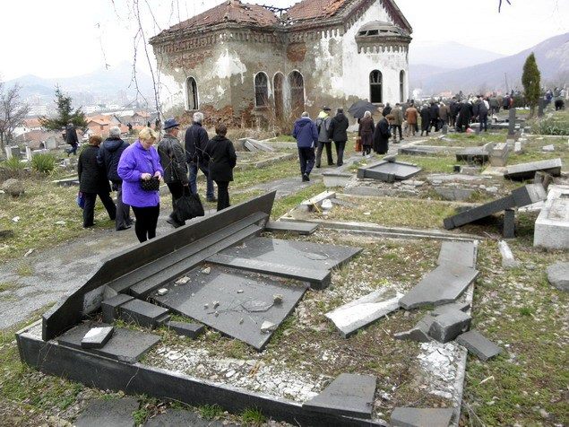 Апел проф. Мраовића: Зашто НАТО не преноси слике порушених гробаља са КиМ?
